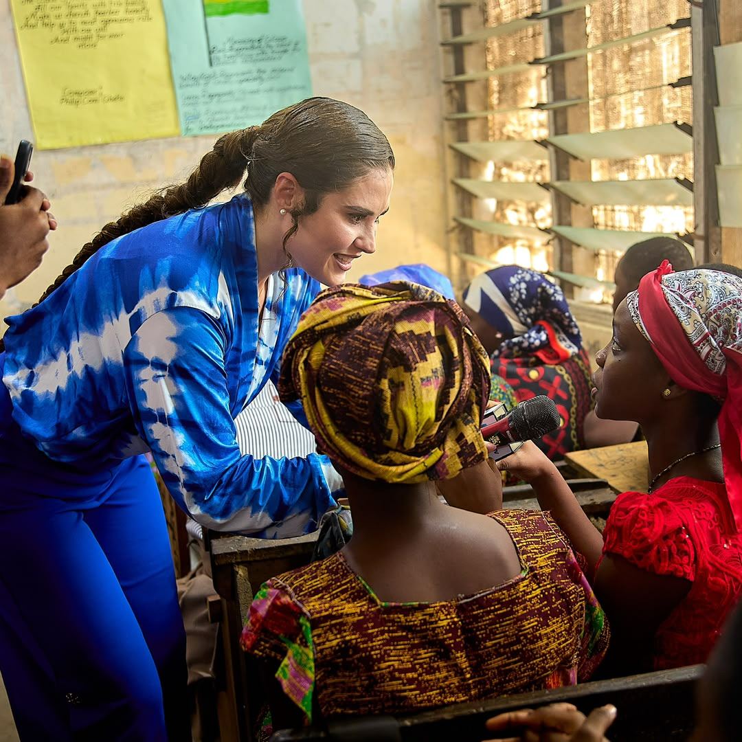 Shalimar Abbiusi seated in conversation with women at a community session