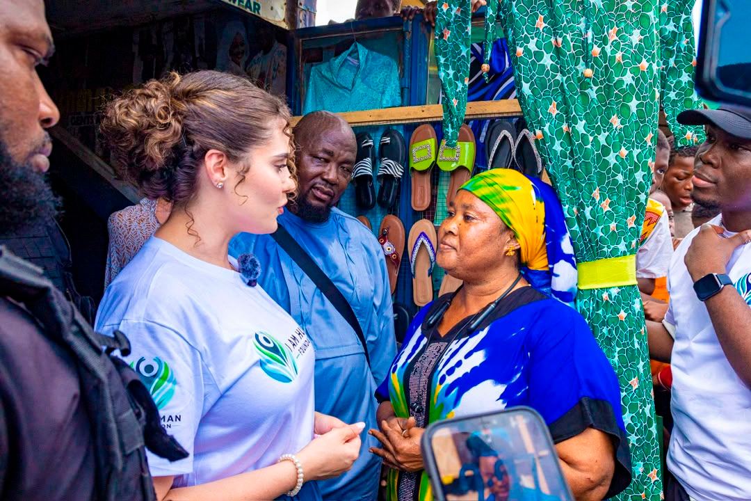 Shalimar Abbiusi and a trader talking at a fabric stall